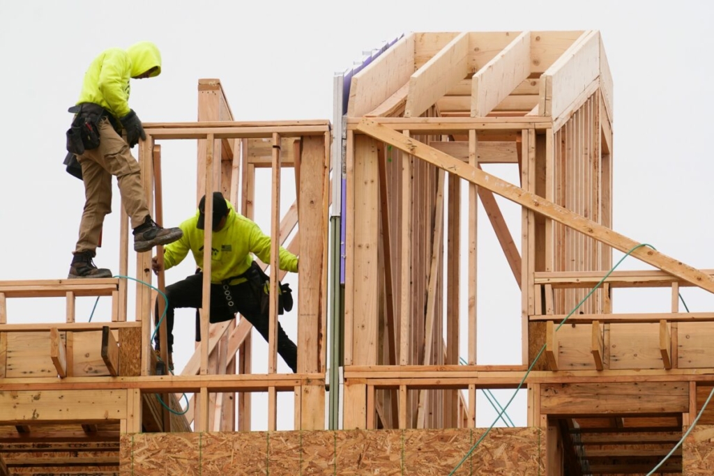 Công nhân xây dựng xây những ngôi nhà mới tại Philadelphia, vào ngày 05/04/2022. (Ảnh: Matt Rourke/AP Photo)