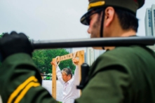 Những người biểu tình tái hiện các hành vi vi phạm nhân quyền diễn ra tại các nhà tù Trung Quốc tại một sự kiện tại Seoul Plaza, Nam Hàn, vào ngày 20/07/2014, nhằm nâng cao nhận thức về cuộc bức hại Pháp Luân Công ở Trung Quốc. (Ảnh: Jarrod Hall/Epoch Times)