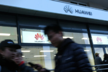 Người dân đi ngang qua một trung tâm dịch vụ khách hàng của Huawei ở Berlin vào ngày 12/03/2019. (Ảnh: Sean Gallup/Getty Images)