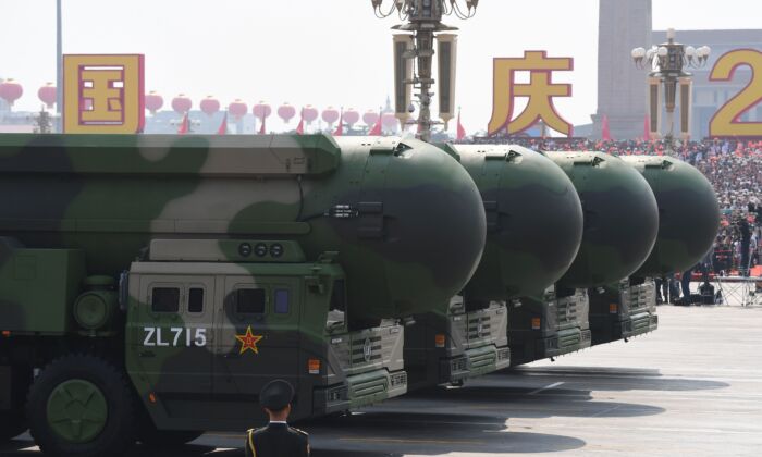 Phi đạn đạn đạo xuyên lục địa có khả năng mang đầu đạn hạt nhân DF-41 của Trung Quốc được thấy trong một cuộc duyệt binh tại Quảng trường Thiên An Môn ở Bắc Kinh vào ngày 01/10/2019. (Ảnh: Greg Baker/AFP qua Getty Images)