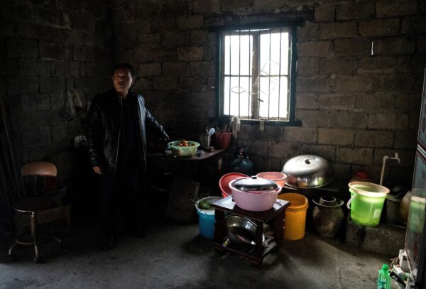 Nông dân Lưu Thanh Hữu tại nơi ở của ông ở huyện Bảo Tĩnh thuộc tỉnh Hồ Nam, miền trung Trung Quốc hôm 12/01/2021. (Ảnh: Noel Celis/AFP qua Getty Images)