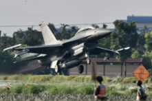 Một chiến đấu cơ F16 có vũ trang do Hoa Kỳ sản xuất cất cánh từ một xa lộ ở Bình Đông, miền nam Đài Loan, trong cuộc tập trận thường niên Hán Quang vào ngày 15/09/2021. (Ảnh: Sam Yeh/AFP qua Getty Images)