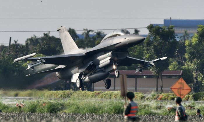 Một chiến đấu cơ F16 có vũ trang do Hoa Kỳ sản xuất cất cánh từ một xa lộ ở Bình Đông, miền nam Đài Loan, trong cuộc tập trận thường niên Hán Quang vào ngày 15/09/2021. (Ảnh: Sam Yeh/AFP qua Getty Images)