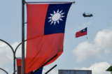 Một chiếc trực thăng CH-47 Chinook mang cờ Đài Loan trong lễ kỷ niệm quốc khánh ở Đài Bắc, vào ngày 10/10/2021. (Ảnh: Sam Yeh/AFP qua Getty Images)