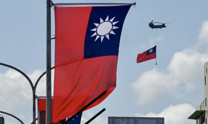 Một chiếc trực thăng CH-47 Chinook mang cờ Đài Loan trong lễ kỷ niệm quốc khánh ở Đài Bắc, vào ngày 10/10/2021. (Ảnh: Sam Yeh/AFP qua Getty Images)