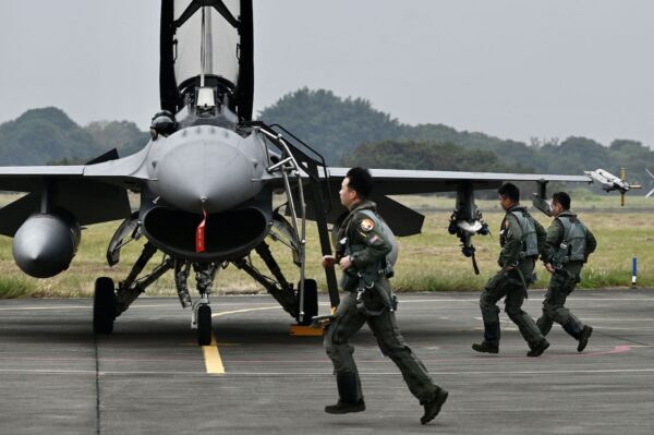 Các phi công của lực lượng không quân Đài Loan chạy tới chỗ chiến đấu cơ F-16V được vũ trang do Hoa Kỳ sản xuất tại một căn cứ không quân ở Gia Nghĩa, miền nam Đài Loan, vào ngày 05/01/2022. (Ảnh: Sam Yeh/AFP qua Getty Images)