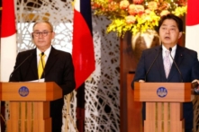 Ngoại trưởng Philippines Teodoro Locsin Jr. (trái) tham dự một cuộc họp báo với Ngoại trưởng Nhật Bản Yoshimasa Hayashi (phải) tại Tokyo, vào ngày 09/04/2022. (Ảnh: Rodrigo Reyes Marin AFP qua Getty Images)