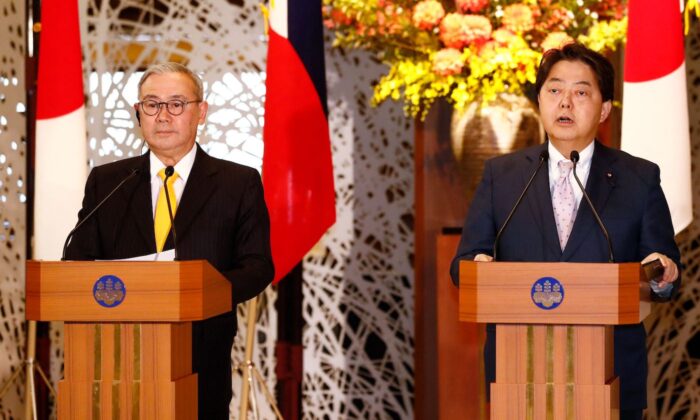 Ngoại trưởng Philippines Teodoro Locsin Jr. (trái) tham dự một cuộc họp báo với Ngoại trưởng Nhật Bản Yoshimasa Hayashi (phải) tại Tokyo, vào ngày 09/04/2022. (Ảnh: Rodrigo Reyes Marin AFP qua Getty Images)