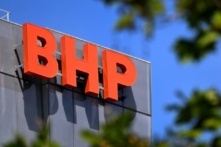 Logo của BHP bên hông trụ sở chính toàn cầu công ty của tại Melbourne, Úc, vào ngày 21/02/2023. (Ảnh: William West/AFP qua Getty Images)