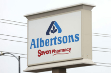 Logo của Albertsons được đặt ở trước một cửa hàng bán lẻ Albertsons ở Los Angeles vào ngày 14/10/2022. (Ảnh: Mario Tama/Getty Images)
