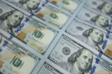 Các tờ tiền 100 USD mới được dập số sê-ri, đóng con dấu của Hệ thống Dự trữ Liên bang Hoa Kỳ, cắt và xếp chồng lên nhau tại Cơ sở Tiền tệ Phương Tây của Cục Ấn loát Hoa Kỳ ở Fort Worth, Texas, vào ngày 11/10/2013. (Ảnh: Brendan Smialowski/AFP qua Getty Images)