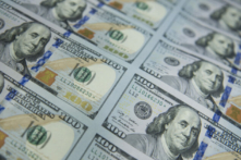 Các tờ tiền 100 USD mới được dập số sê-ri, đóng con dấu của Hệ thống Dự trữ Liên bang Hoa Kỳ, cắt và xếp chồng lên nhau tại Cơ sở Tiền tệ Phương Tây của Cục Ấn loát Hoa Kỳ ở Fort Worth, Texas, vào ngày 11/10/2013. (Ảnh: Brendan Smialowski/AFP qua Getty Images)