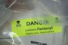 Các túi heroin, trong đó có một số túi được tẩm fentanyl, được trưng bày tại văn phòng Tổng Chưởng lý New York ở thành phố New York vào ngày 23/09/2016. (Ảnh: Drew Angerer/Getty Images)