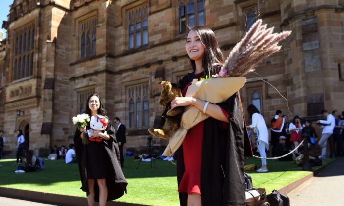 Một sinh viên đến từ Trung Quốc tạo dáng chụp ảnh khi tốt nghiệp Đại học Sydney, vào ngày 12/10/2017. (Ảnh: William West/AFP qua Getty Images)