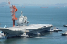 Hàng không mẫu hạm đầu tiên của Trung Quốc được sản xuất trong nước, có tên là “Type 001A” hay “Sơn Đông,” đang trên đường quay trở lại cảng Đại Liên, tỉnh Liêu Ninh phía đông bắc Trung Quốc sau chuyến thử nghiệm trên biển đầu tiên vào ngày 18/05/2018. (Ảnh: AFP qua Getty Images)