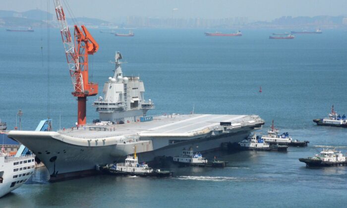 Hàng không mẫu hạm đầu tiên của Trung Quốc được sản xuất trong nước, có tên là “Type 001A” hay “Sơn Đông,” đang trên đường quay trở lại cảng Đại Liên, tỉnh Liêu Ninh phía đông bắc Trung Quốc sau chuyến thử nghiệm trên biển đầu tiên vào ngày 18/05/2018. (Ảnh: AFP qua Getty Images)