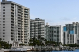 Các tòa nhà chung cư gần bãi biển Miami, Florida, vào ngày 20/01/2022. (Ảnh: Chandan Khanna/AFP qua Getty Images)