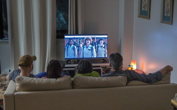 Một gia đình xem bộ phim truyền hình “Stranger Things” (Cậu Bé Mất Tích) trên Netflix tại nhà ở Queens, New York, vào ngày 06/12/2017. (Ảnh: Benjamin Chasteen/The Epoch Times)