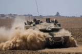 Binh lính Israel lái xe tăng gần biên giới Israel-Gaza, ở miền nam Israel, hôm 05/06/2024. (Ảnh: The Canadian Press/AP-Tsafir Abayov)