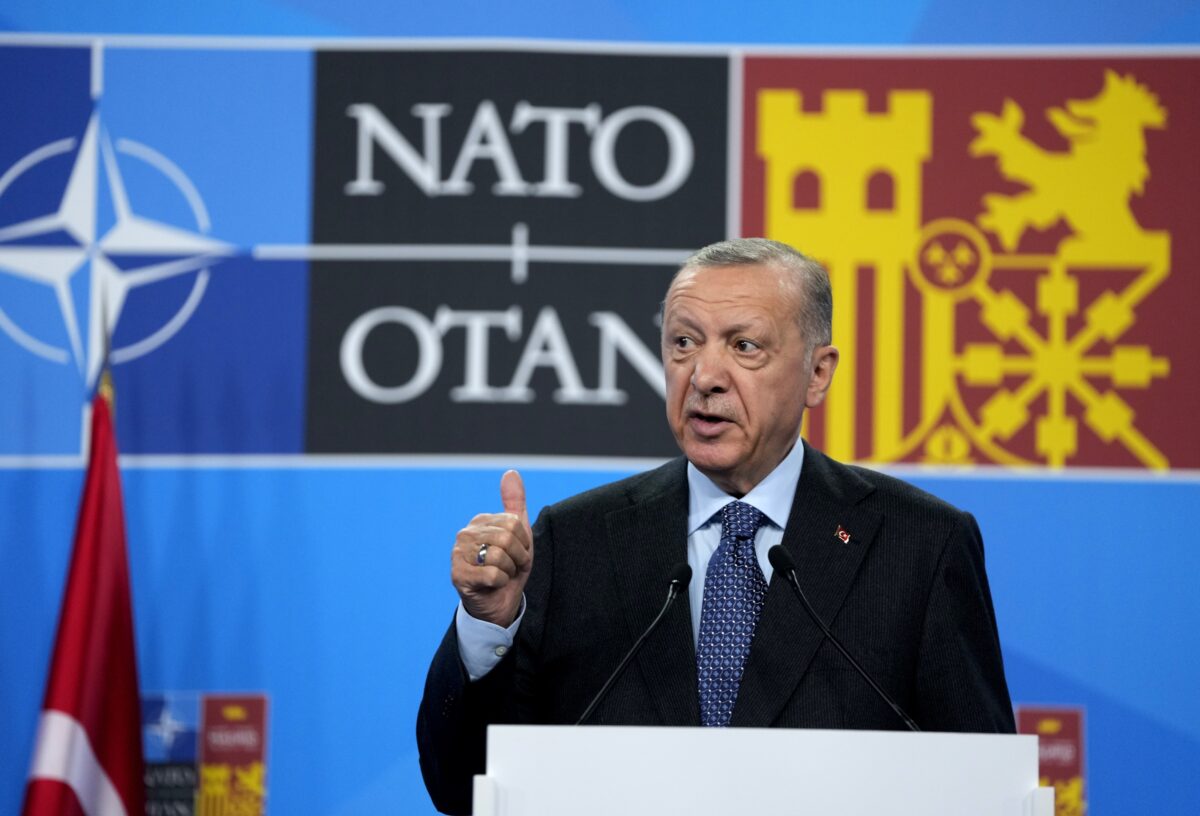 Tổng thống Thổ Nhĩ Kỳ Recep Tayyip Erdogan nói trong một cuộc họp báo tại hội nghị thượng đỉnh NATO ở Madrid vào ngày 30/06/2022. (Ảnh: Manu Fernandez/AP Photo)