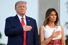 Cựu Đệ nhất Phu nhân Hoa Kỳ, bà Melania Trump, sẽ xuất bản cuốn hồi ký đầu tiên. Hình ảnh Tổng thống Hoa Kỳ đương thời Donald Trump và Đệ nhất phu nhân Melania Trump tại sự kiện “Tôn vinh nước Mỹ” tổ chức trên bãi cỏ phía nam Tòa Bạch Ốc để kỷ niệm Ngày Độc Lập Hoa Kỳ. vào ngày 04/07/2020. (Ảnh: Saul Loeb/AFP qua Getty Images)