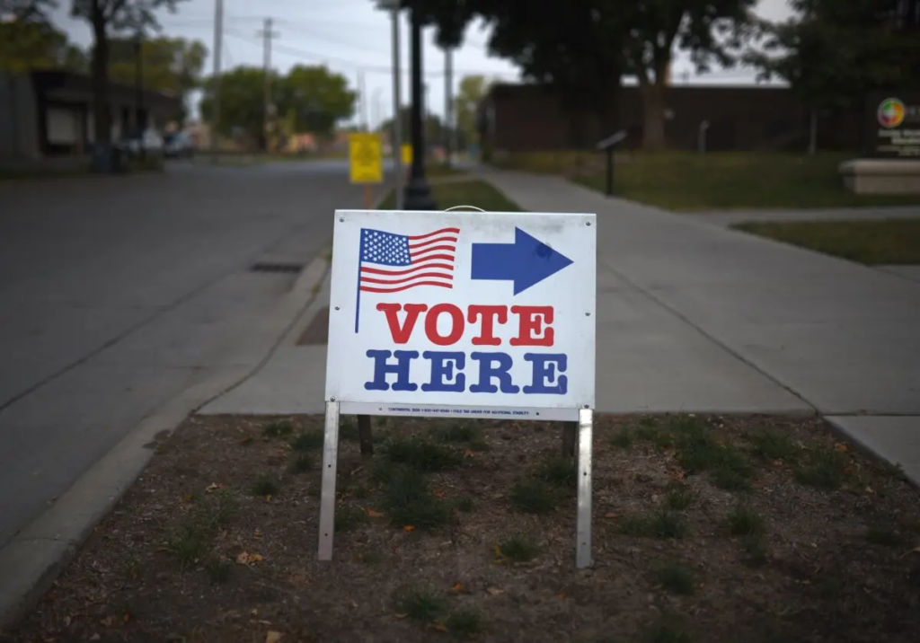 Một biển báo có dòng chữ “Bỏ phiếu tại đây” chỉ về một địa điểm bỏ phiếu cho cuộc bầu cử sơ bộ Minnesota năm 2018 tại Nhà thờ Lutheran Holy Trinity, ở Minneapolis, Minnesota, vào ngày 14/08/2018. (Ảnh: Stephen Maturen/Getty Images)