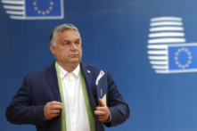 Thủ tướng Hungary Viktor Orban rời đi vào lúc kết thúc hội nghị thượng đỉnh Liên minh Âu Châu kéo dài hai ngày tại tòa nhà Hội đồng Âu Châu ở Brussels vào ngày 25/06/2021. (Ảnh: Olivier Matthys/Pool/AFP qua Getty Images)