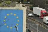 Một bức tranh tường Banksy mô tả một công nhân đang phá hủy dần một trong những ngôi sao trên lá cờ chủ đề Liên minh Âu Châu, ở Dover, phía đông nam nước Anh, vào ngày 07/01/2019. (Ảnh: Glyn Kirk/AFP/Getty Images)