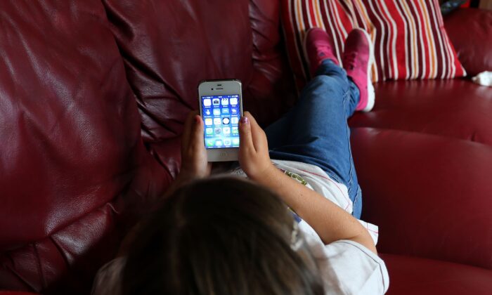 Úc: Hàng trăm các bậc cha mẹ ủng hộ phong trào mới nhằm ngăn trẻ em sử dụng điện thoại thông minh