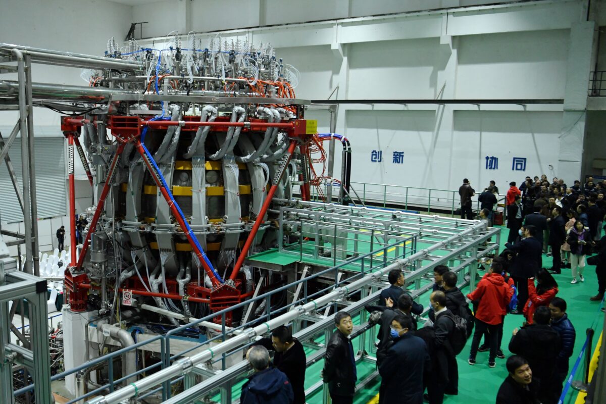 Thiết bị nhiệt hạch hạt nhân HL-2M của Trung Quốc, được gọi là “mặt trời nhân tạo” thế hệ mới, được trưng bày tại một phòng thí nghiệm nghiên cứu ở Thành Đô, tỉnh Tứ Xuyên, miền đông Trung Quốc vào ngày 04/12/2020. (Ảnh: STR/AFP qua Getty Images)