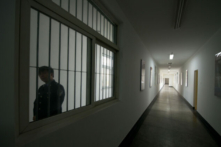 Một người cai ngục nhìn qua cửa sổ dọc hành lang trong Trại giam số 1 trong một chuyến tham quan do chính quyền sắp xếp ở Bắc Kinh, Trung Quốc, vào ngày 25/10/2012. (Ảnh: Ed Jones/AFP qua Getty Images)