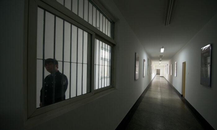 Một người cai ngục nhìn qua cửa sổ dọc hành lang trong Trại giam số 1 trong một chuyến tham quan do chính quyền sắp xếp ở Bắc Kinh, Trung Quốc, vào ngày 25/10/2012. (Ảnh: Ed Jones/AFP qua Getty Images)