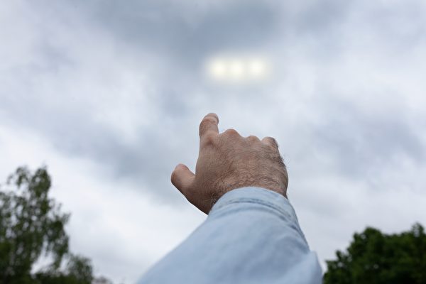 UFO xuất hiện trong video biểu diễn của Blue Angels