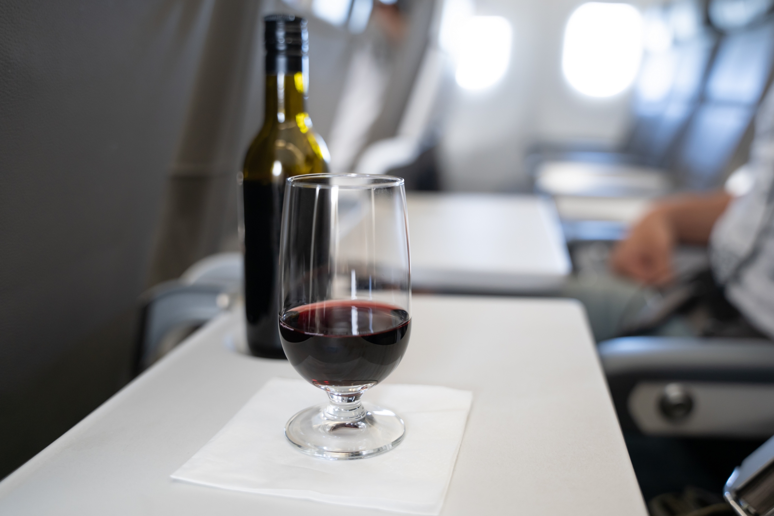 Uống rượu trước khi ngủ trên phi cơ có thể làm giảm nồng độ oxy trong máu và tăng nhịp tim, từ đó đe dọa sức khỏe tim mạch. (Ảnh: Shutterstock)