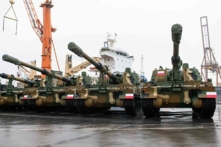 Ngày 06/12/2022, lô xe tăng K2 và pháo tự hành K9 đầu tiên mà Ba Lan mua từ Nam Hàn, đã cập cảng Gdynia của Ba Lan. Quân đội Ba Lan đang tăng cường sức mạnh quân sự của mình bằng cách sử dụng công nghệ quốc phòng của Nam Hàn. (Ảnh: Mateusz Slodkowski/AFP)