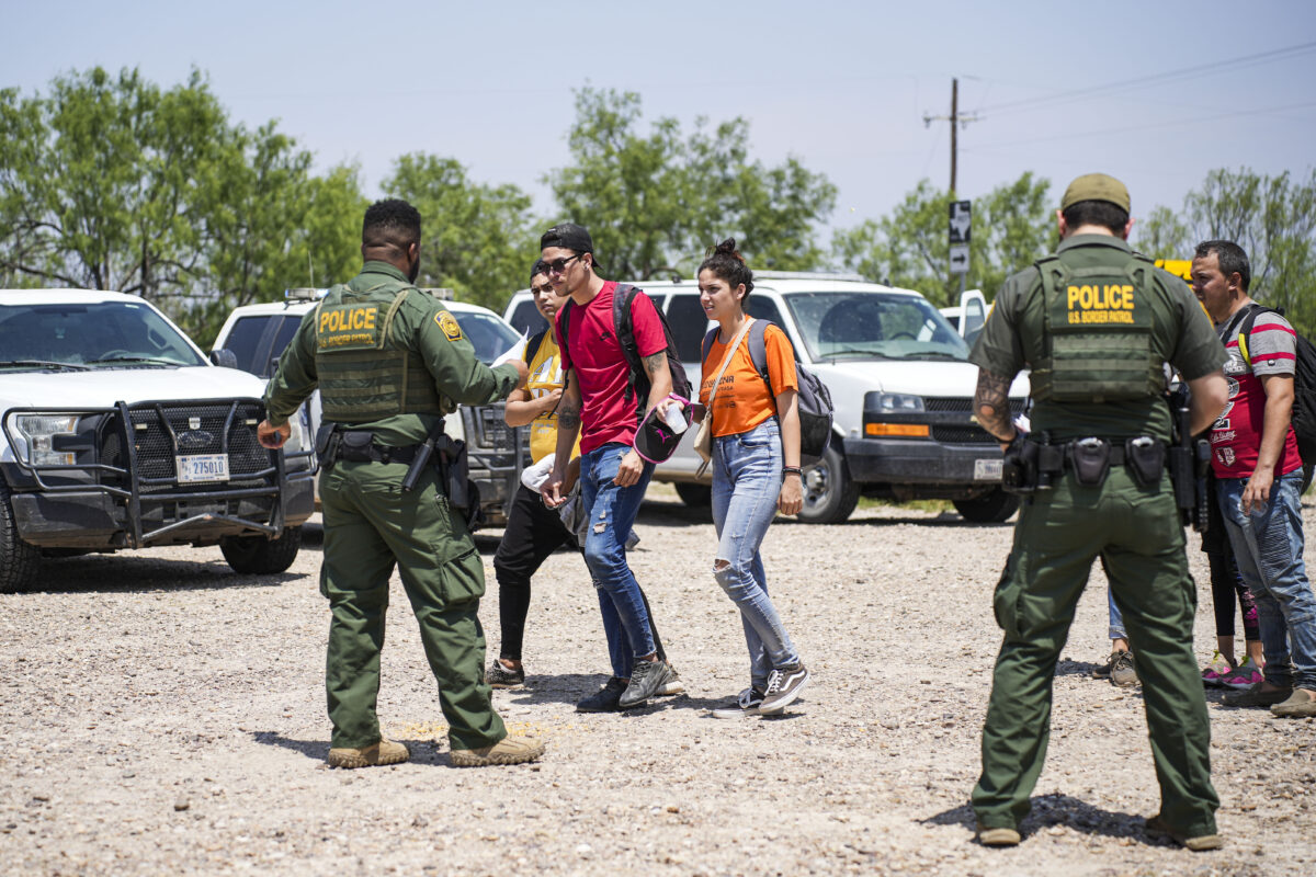 Ngày 20/05/2022, nhân viên tuần tra biên giới bắt giữ một nhóm lớn người nhập cư bất hợp pháp gần Eagle Pass, Texas, Hoa Kỳ. (Ảnh: Charlotte Cuthbertson/The Epoch Times)