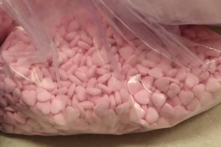 Fentanyl được ngụy trang thành những viên kẹo hình trái tim màu hồng. (Ảnh: Văn phòng Công tố Liên bang Boston)
