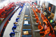 Sau khi lễ hội mua sắm “Song Thập Nhất” (11/11) kết thúc, công nhân đang phân loại các gói hàng tại trung tâm vận chuyển của một công ty chuyển phát nhanh ở thành phố Liên Vân Cảng, tỉnh Giang Tô, vào ngày 12/11/2023. (Ảnh: Geng Yuhe/VCG qua Getty Images)