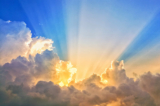 Ánh sáng của trung nghĩa xuyên qua những đám mây đen che khuất mặt trời. (Ảnh: Shutterstock)
