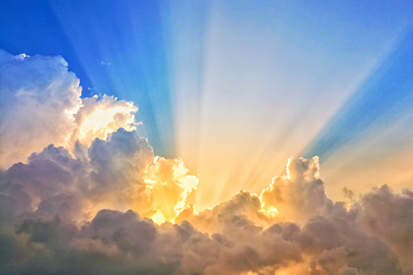 Ánh sáng của trung nghĩa xuyên qua những đám mây đen che khuất mặt trời. (Ảnh: Shutterstock)