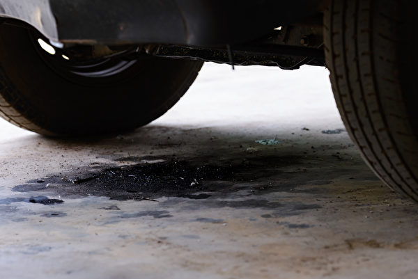 Dầu rò rỉ từ xe cộ có thể để lại vết dầu trên mặt đất. (Ảnh: Shutterstock)