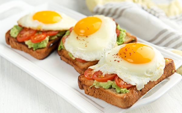 Một miếng bánh mì nướng, nửa quả bơ, hai lát cà chua và một quả trứng chiên, chính là một bữa ăn ngon và bổ dưỡng. (Ảnh: Shutterstock)