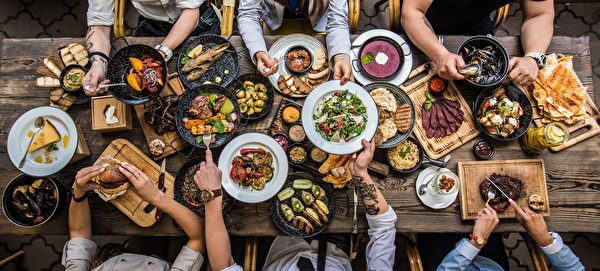 Trải nghiệm ẩm thực địa phương, nếm thử các hương vị và văn hóa ẩm thực địa phương độc đáo. (Ảnh: Shutterstock)