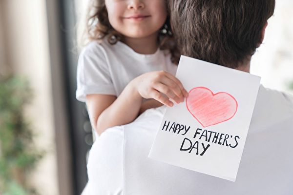 Hãy bày tỏ lòng kính yêu, sự nhớ nhung và biết ơn sâu sắc với cha (Ảnh: Inside Creative House/Shutterstock)