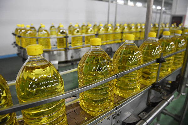 Ảnh minh họa, hình ảnh các chai dầu đậu nành tại dây chuyền sản xuất của một nhà máy thuộc tập đoàn dầu đậu nành tại Hà Bắc, Trung Quốc, được chụp ngày 19/07/2018. (Ảnh: Greg Baker/AFP qua Getty Images)