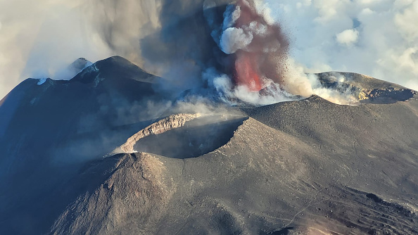 Hình ảnh núi lửa Etna trên đảo Sicily, Ý đang phun trào, hôm 04/07/2024. (Ảnh: Giuseppe Distefano/Etna Walk/AFP qua Getty Images)