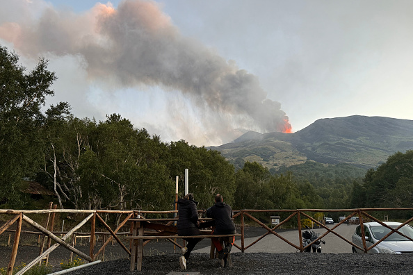 Hình ảnh người dân đứng quan sát từ xa núi lửa Etna trên đảo Sicily, Ý đang phun trào, hôm 05/07/2024. (Ảnh: Giuseppe Distefano/Etna Walk/AFP qua Getty Images)