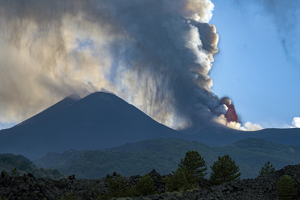 Hình ảnh núi lửa Etna trên đảo Sicily, Ý đang phun trào, hôm 04/07/2024. Tro núi lửa bay trong không trung và rơi xuống các khu vực lân cận. (Ảnh: Giuseppe Distefano/Etna Walk/AFP qua Getty Images)