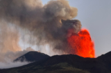 Hình ảnh núi lửa Etna trên đảo Sicily, Ý không ngừng phun trào vào hôm 05/07/2024. Tro núi lửa bay trong không trung và rơi xuống các khu vực lân cận. (Ảnh: Giuseppe Distefano/Etna Walk/AFP qua Getty Images)