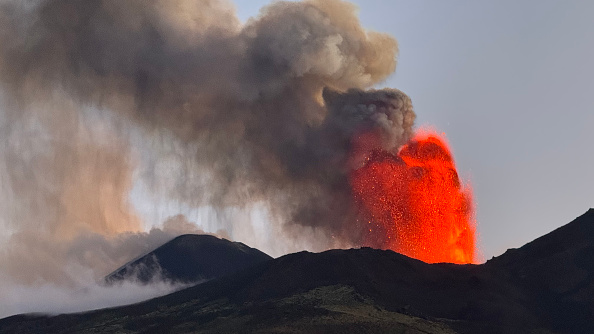 Hai ngọn núi lửa ở Ý phun trào, phi trường Catania tạm thời đóng cửa
